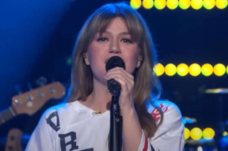 Kelly Clarkson Performs a Cover of Harvey Danger's 'Flagpole Sitta' Kelly Clarkson Performs A Cover Of Harvey Dangers Flagpole Sitta 768x508